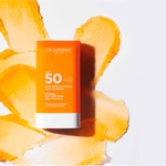 17 G Clarins STICK SOLAIRE INVISIBLE Stick Solare Invisibile Protezione Alta SPF50  3 di 5 Stick Solare Invisibile Protezione Alta SPF50
