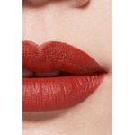  CHANEL ROUGE ALLURE VELVET IL ROSSETTO VELLUTATO LUMINOSO  4 di 8 IL ROSSETTO VELLUTATO LUMINOSO