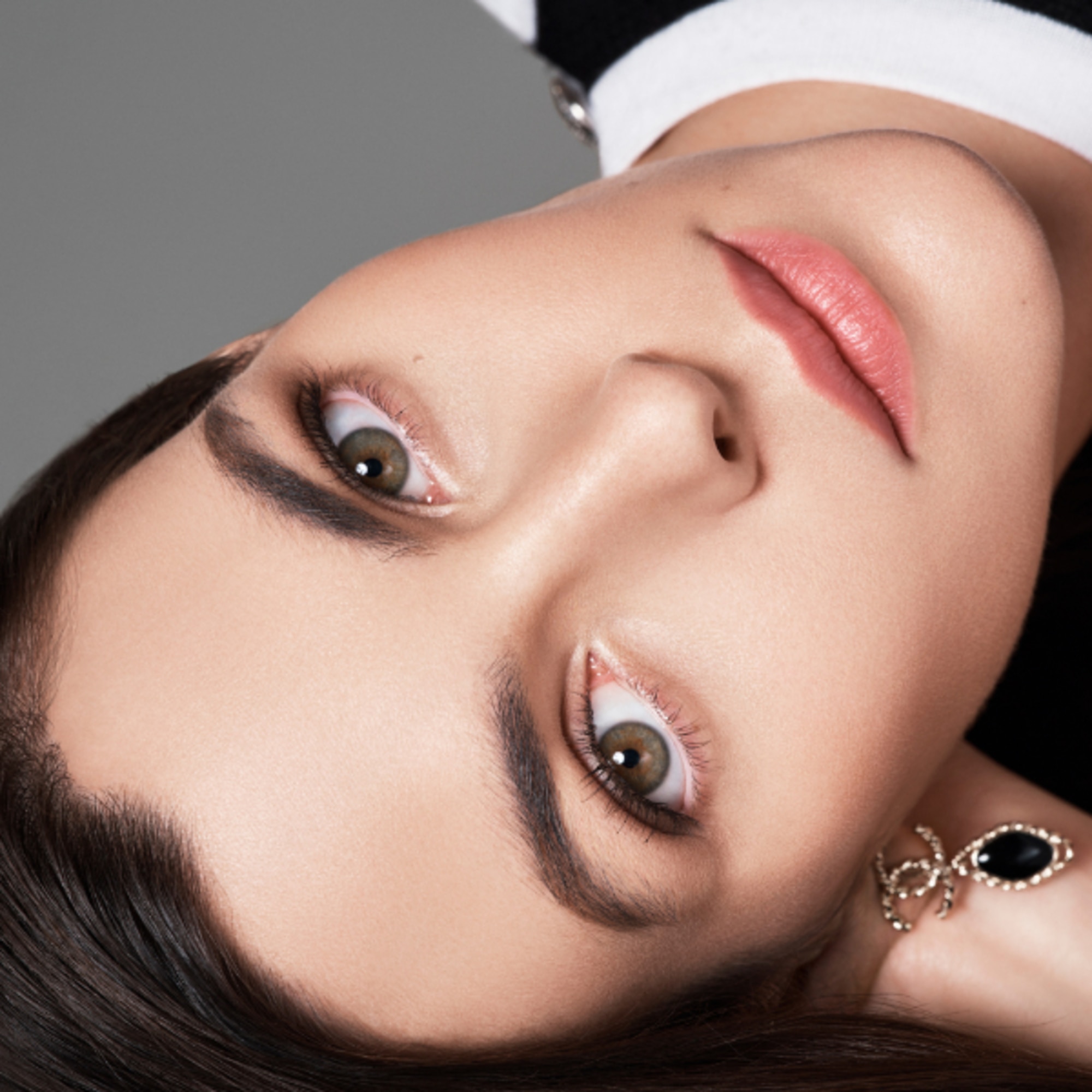 NATURAL FINISH LOOSE POWDER. ON-THE-GO FORMAT