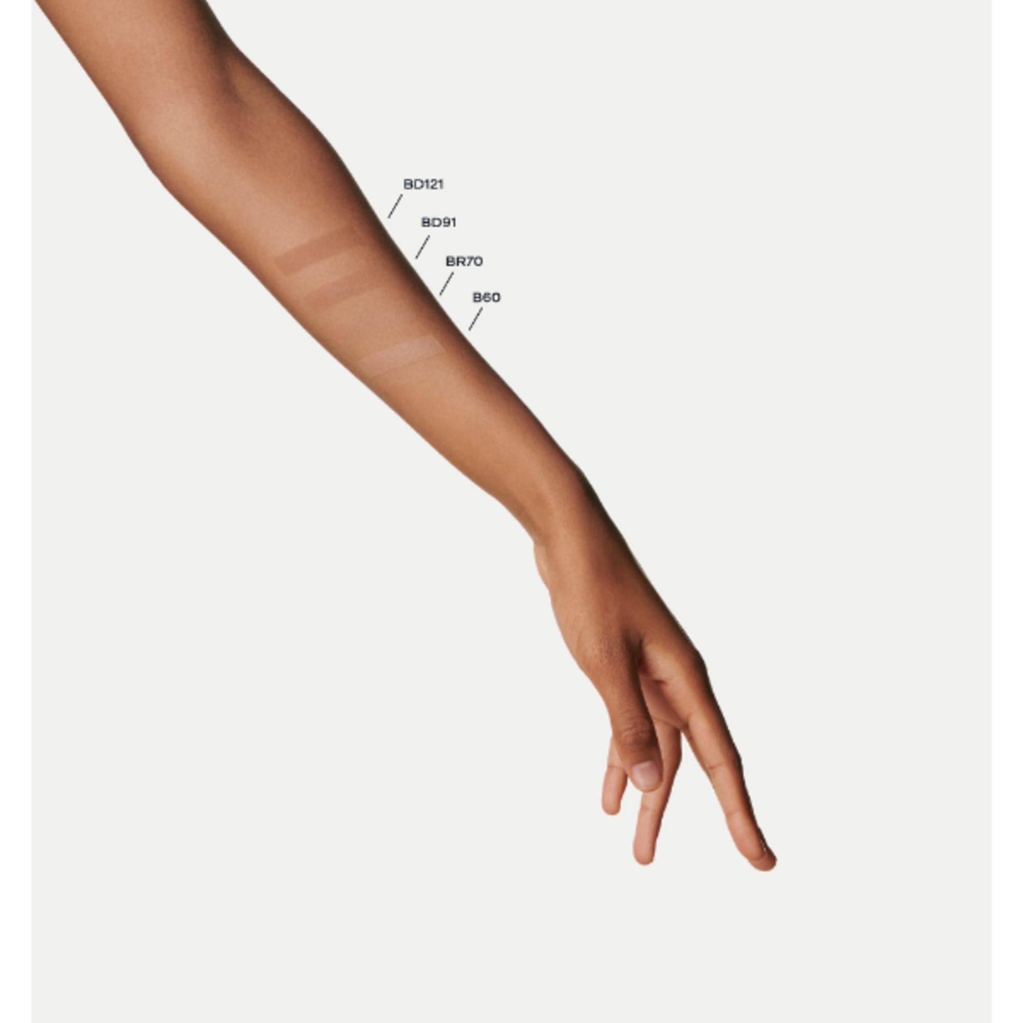 COLORITO EFFETTO PELLE LEVIGATA. RISULTATO OPACO VELLUTATO