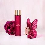 150 ML Carolina Herrera LA BOMBA Shimmering Body Oil 4 di 7 Shimmering Body Oil