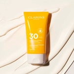 150 ML Clarins CRÈME SOLAIRE JEUNESSE Crema Solare Giovinezza Protezione Alta SPF30 Corpo  3 di 4 Crema Solare Giovinezza Protezione Alta SPF30 Corpo