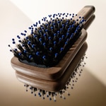  Hair Rituel by Sisley LA BROSSE DE POCHE BRILLANCE ET DOUCEUR Spazzola Districante - Formato Viaggio  4 di 5 Spazzola Districante - Formato Viaggio