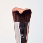  Clarins GUA SHA BRUSH Gua Sha-Inspired Foundation Brush  3 di 5 Gua Sha-Inspired Foundation Brush