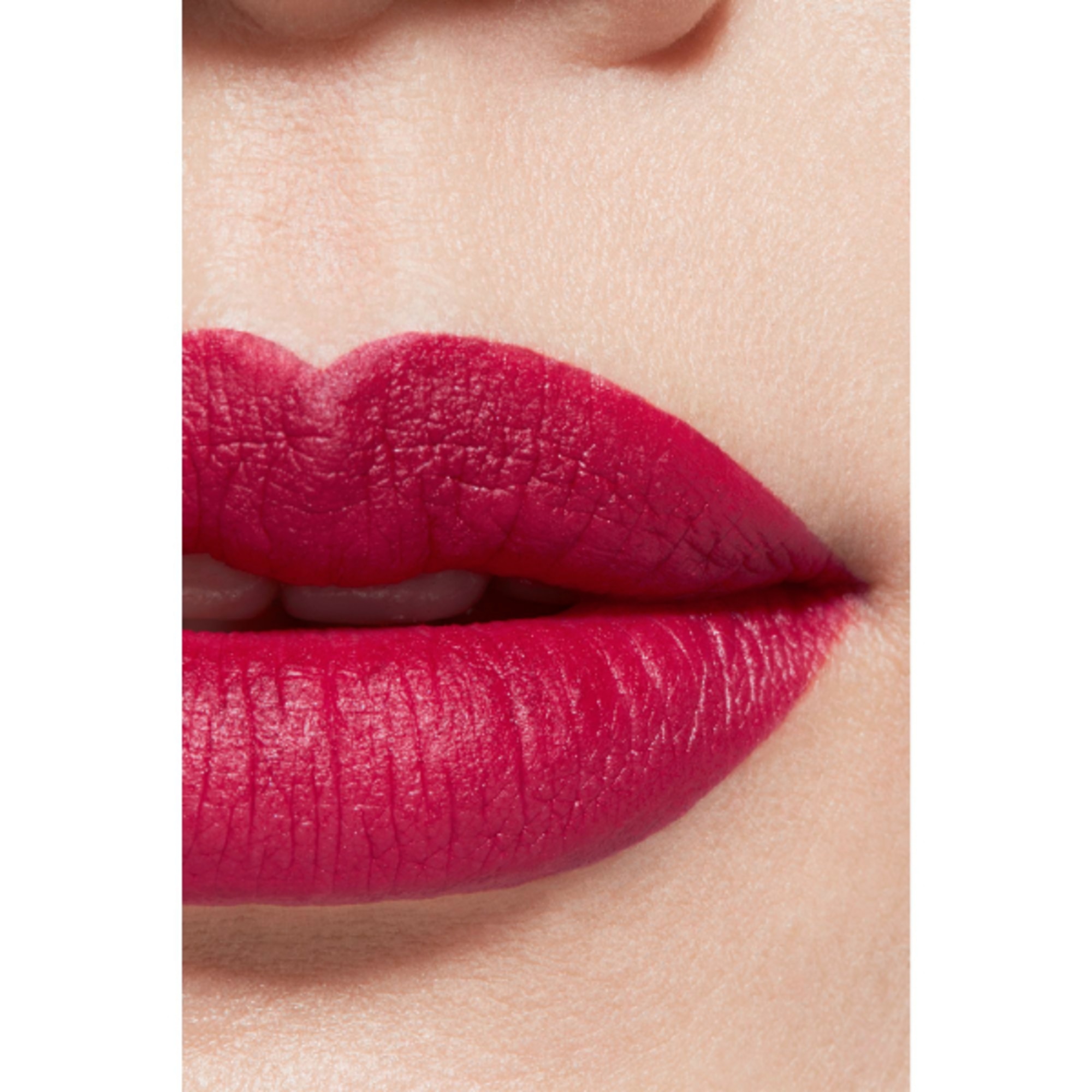  CHANEL ROUGE ALLURE VELVET IL ROSSETTO VELLUTATO LUMINOSO  4 di 8 IL ROSSETTO VELLUTATO LUMINOSO