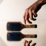  Hair Rituel by Sisley LA BROSSE DE POCHE BRILLANCE ET DOUCEUR Spazzola Districante - Formato Viaggio  2 di 5 Spazzola Districante - Formato Viaggio