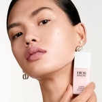  Dior DIOR SNOW UV BASE Base Make-up Schiarente – Correzione Cromatica – SPF 50 PA+++  2 di 5 Base Make-up Schiarente – Correzione Cromatica – SPF 50 PA+++