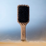  Hair Rituel by Sisley LA BROSSE DE POCHE BRILLANCE ET DOUCEUR Spazzola Districante - Formato Viaggio  3 di 5 Spazzola Districante - Formato Viaggio