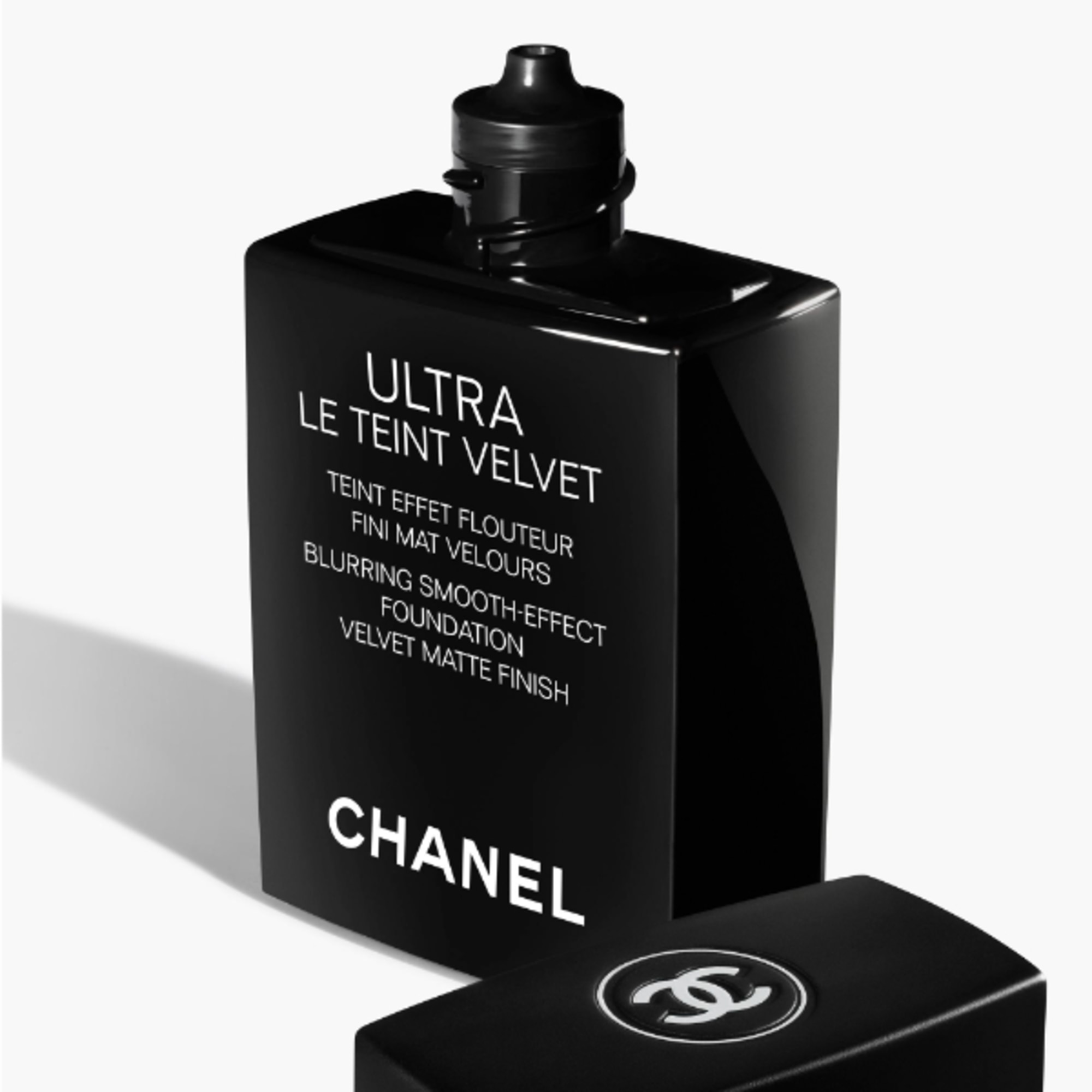  CHANEL ULTRA LE TEINT VELVET COLORITO EFFETTO PELLE LEVIGATA. RISULTATO OPACO VELLUTATO  1 di 4 