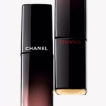 CHANEL ROUGE ALLURE LAQUE IL ROSSETTO FLUIDO BRILLANTE TENUTA ESTREMA 8 di 8 IL ROSSETTO FLUIDO BRILLANTE TENUTA ESTREMA