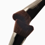  Clarins GUA SHA BRUSH Gua Sha-Inspired Foundation Brush  2 di 5 Gua Sha-Inspired Foundation Brush