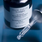 60 ML Hair Rituel by Sisley HAIR RITUEL Le Sérum Revitalisant Fortifiant pour le cuir chevelu 4 di 4 Le Sérum Revitalisant Fortifiant pour le cuir chevelu