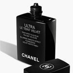CHANEL ULTRA LE TEINT VELVET COLORITO EFFETTO PELLE LEVIGATA. RISULTATO OPACO VELLUTATO 3 di 4 COLORITO EFFETTO PELLE LEVIGATA. RISULTATO OPACO VELLUTATO