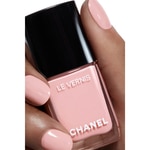  CHANEL LE VERNIS Smalto Colore e Brillantezza - Lunga Tenuta  4 di 7 Smalto Colore e Brillantezza - Lunga Tenuta