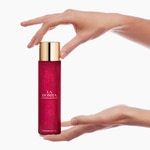 150 ML Carolina Herrera LA BOMBA Shimmering Body Oil 3 di 7 Shimmering Body Oil