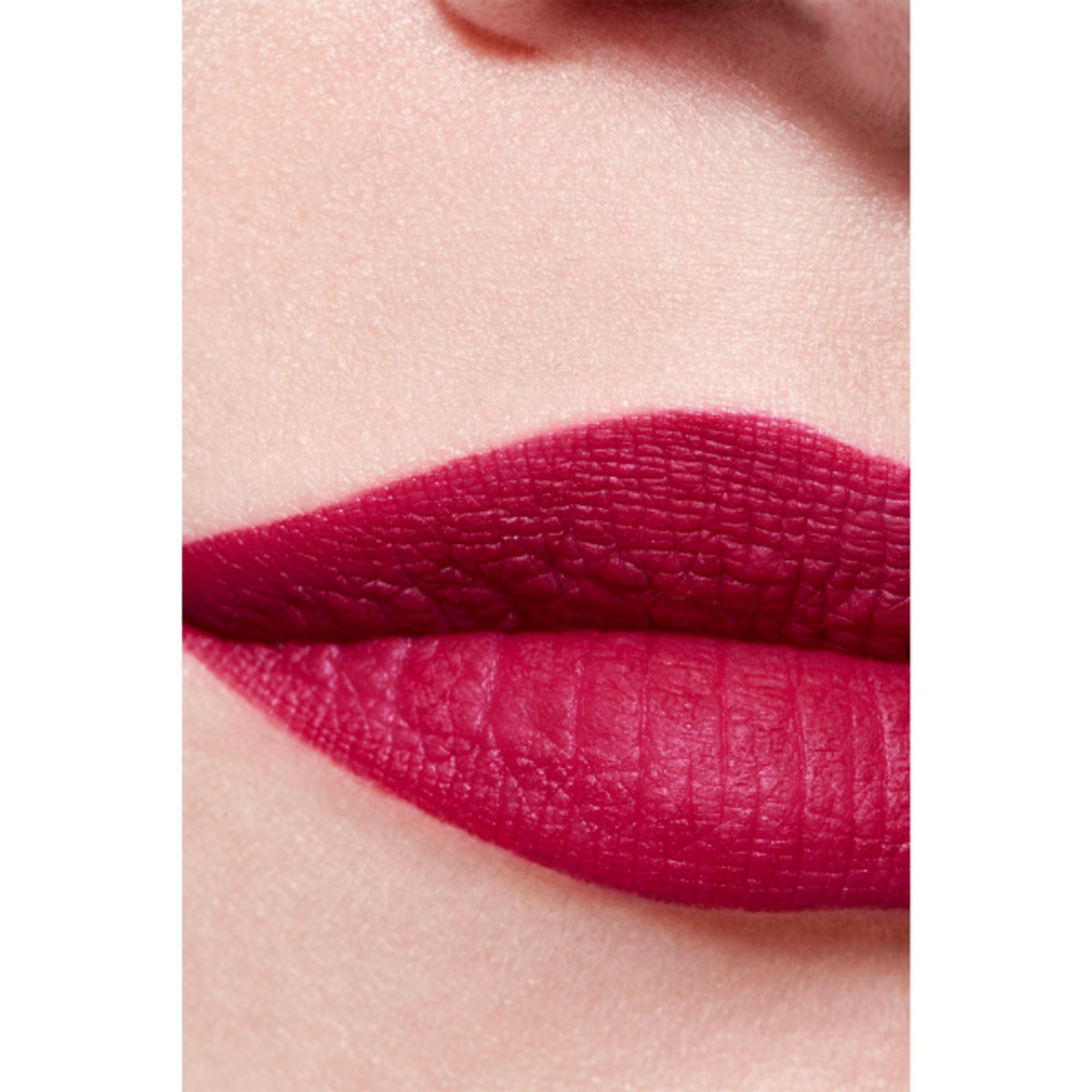  CHANEL ROUGE ALLURE VELVET IL ROSSETTO VELLUTATO LUMINOSO  6 di 8 IL ROSSETTO VELLUTATO LUMINOSO
